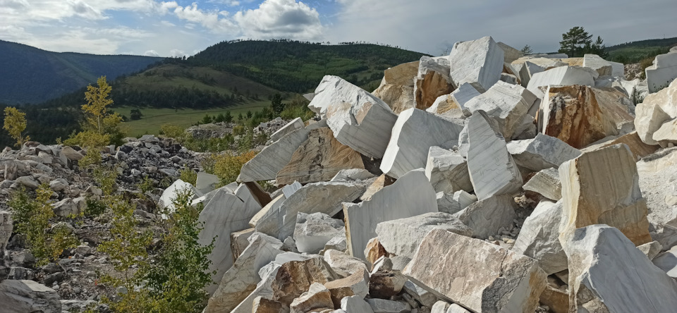 Месторождение эксклюзивно ещё и тем, что местный мрамор — один из самых качественных, из него делали статуи и т.д. но на данный момент это месторождение в резерве, работы там не ведутся, хотя чтобы приобрести мрамор — всё же можно взять на это разрешение. — Mazda 323 IV