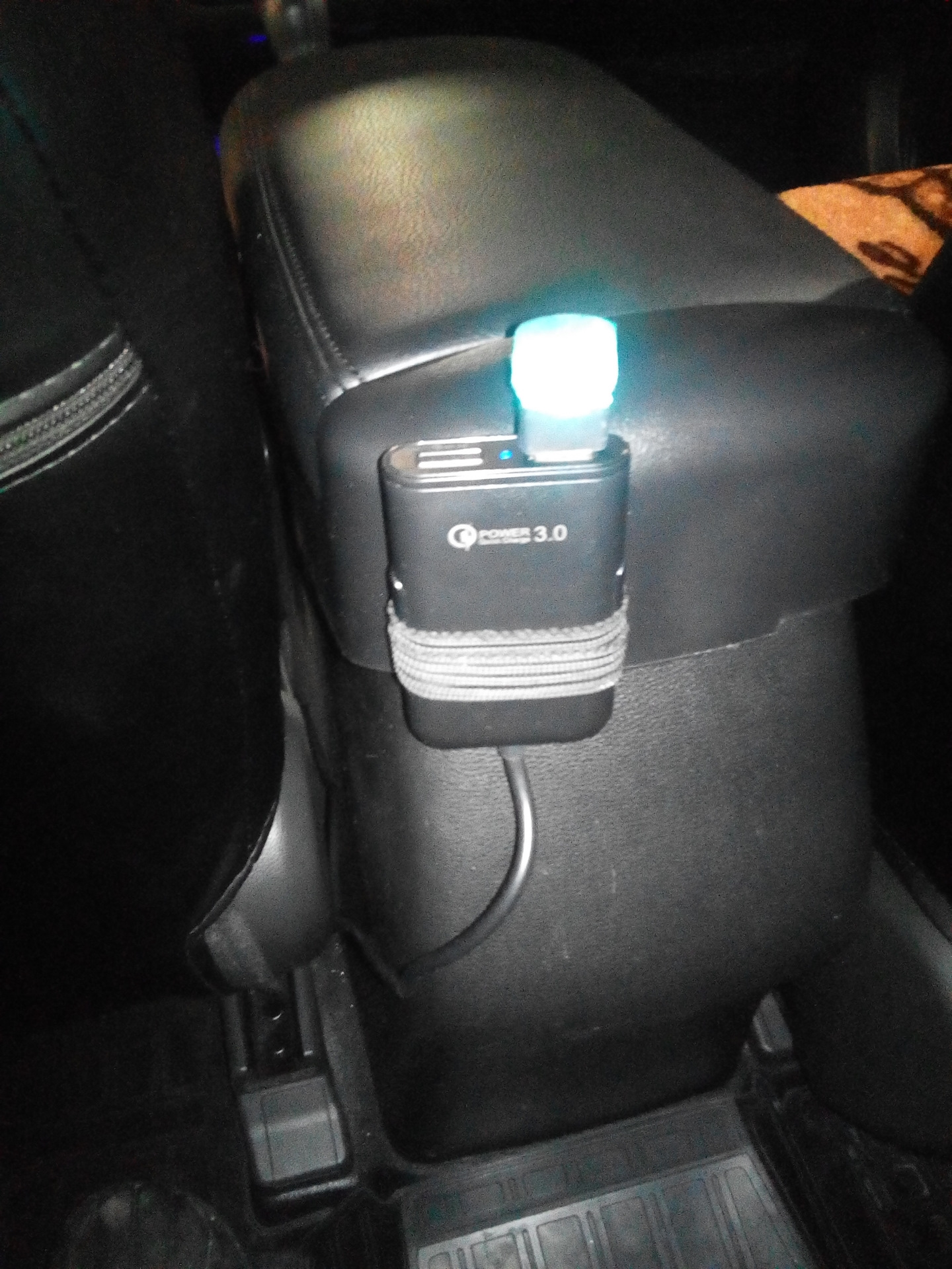 Зарядка для телефона, планшета, ноутбуков задних и передних пассажиров ...