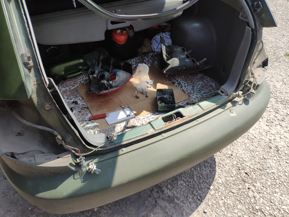 При нажатии педали тормоз загорается подсветка приборной панели и ...