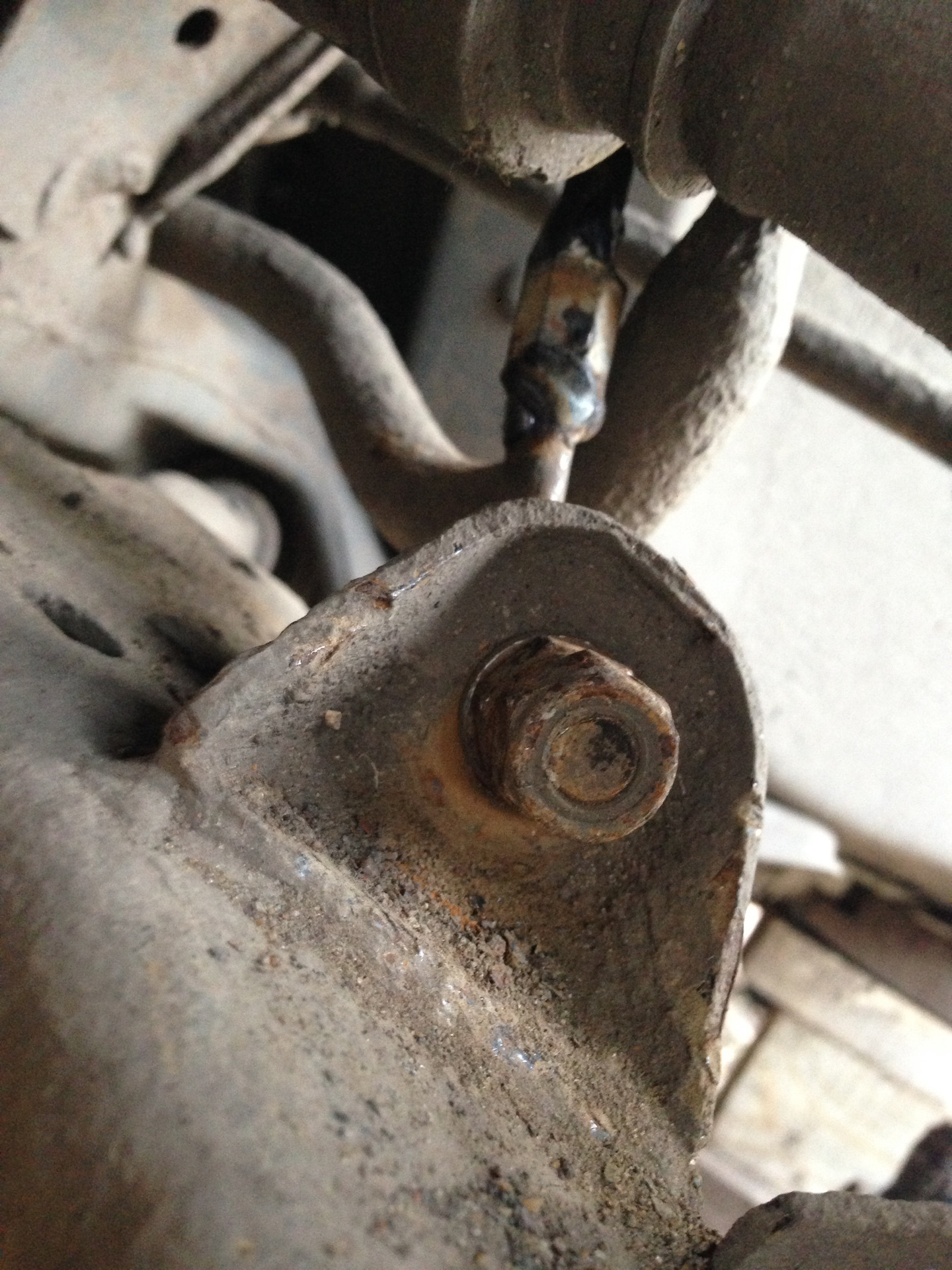 Оторвало стойку стабилизатора. Оторвало стойку стабилизатора. Замена шарниров рулевой трапеции газ 3110. Оторвало стойку стабилизатора. Сварка стоек стабилизатора.