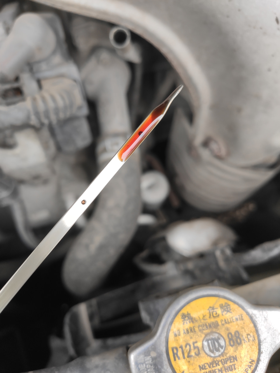 4. Уровень масла в камри 50. Уровень масла тойота камри 40. Щуп акпп тойота камри 50. Уровень масла в двигателе камри 40.