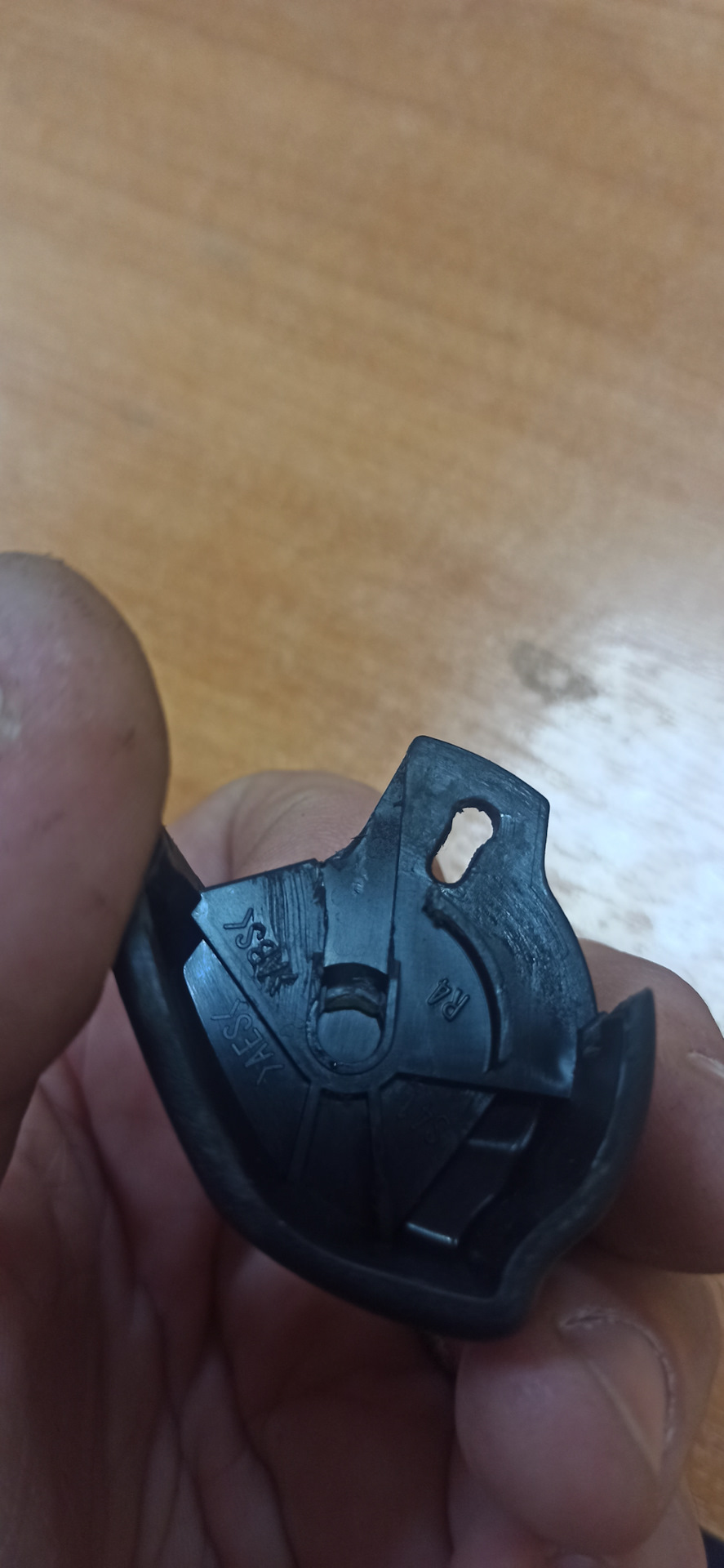 Как разобрать внутреннюю дверную ручку — Mazda 3 (2G) BL, 1,6 л, 2011 ...