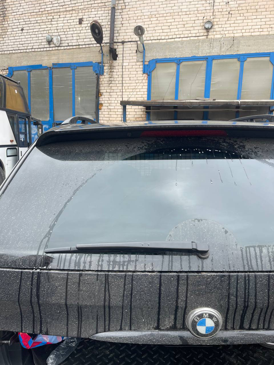 Замена поводка заднего дворника🦮 — BMW X5 (E53), 3 л, 2001 года ...