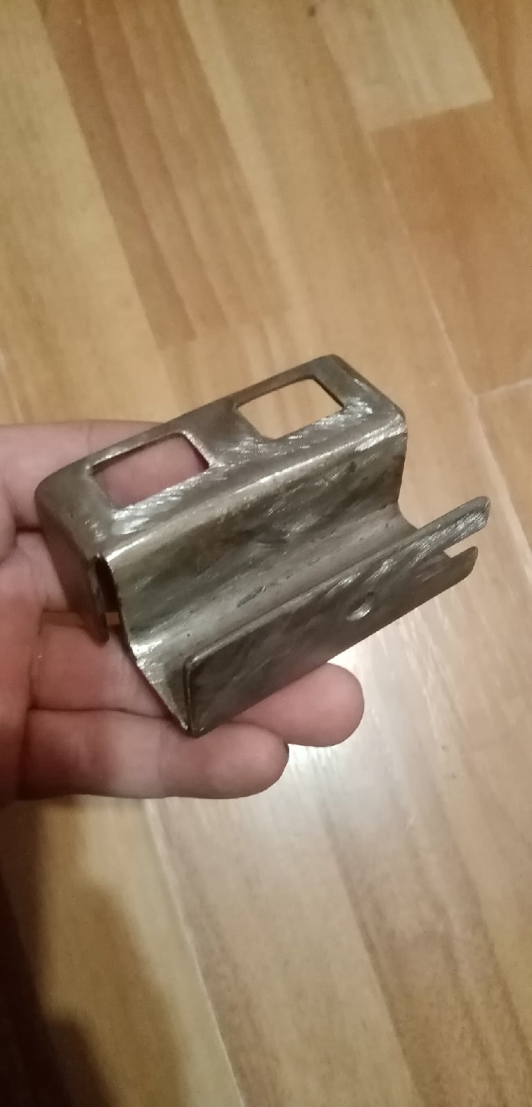 Крепление концевика под капотом — Mercedes-Benz E-class (W124), 2,5 л ...