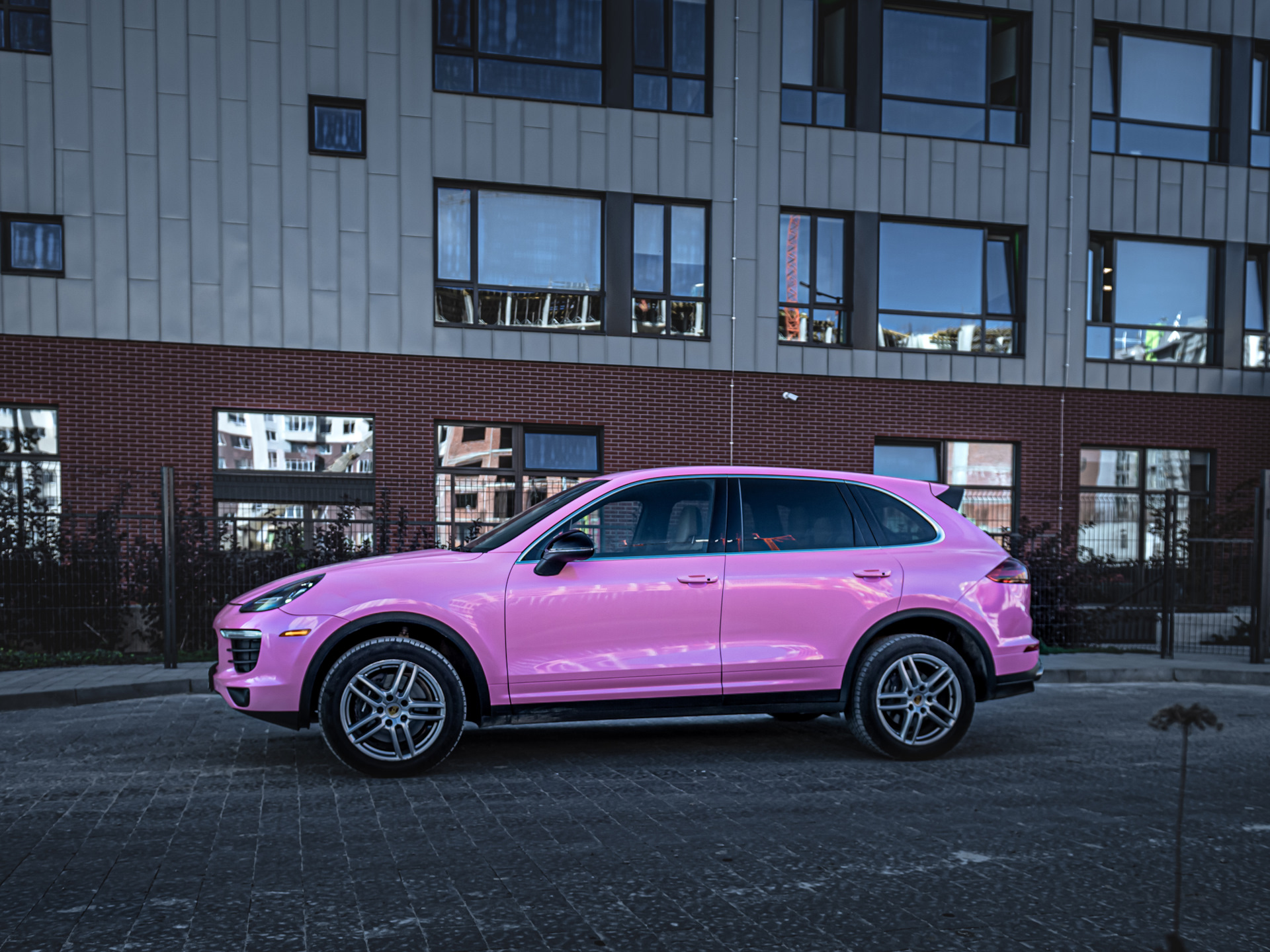 Porsche Cayenne — Оклейка авто виниловой розовой пленкой Teckwrap —  Автостудия Гараж 23 на DRIVE2