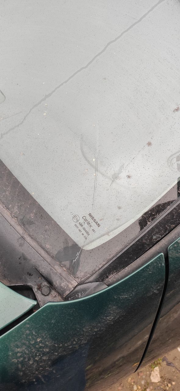 Нижний штуцер шланга на АКПП. Расширительный бачок. Лобовое стекло ...