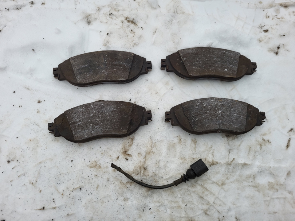 Переобувка и замена передних колодок — Volkswagen Tiguan (2G), 2 л ...