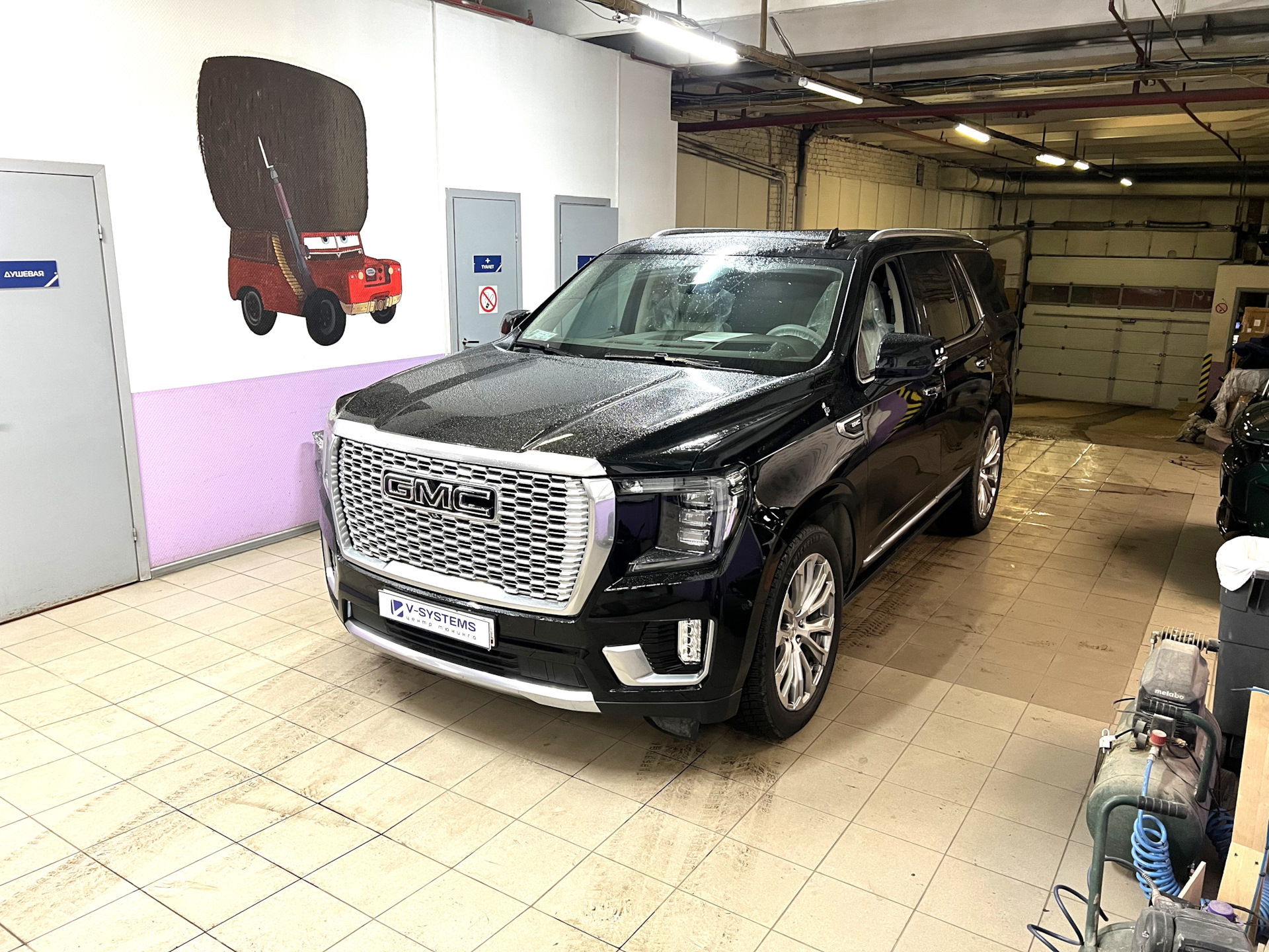 Дооснащение GMC YUKON 2023. Мультимедиа на переднем и задних штатных  экранах, эстетичный видеорегистратор, интернет роутер, пневматическая  система с тепловозным гудком. — V-Systems на DRIVE2