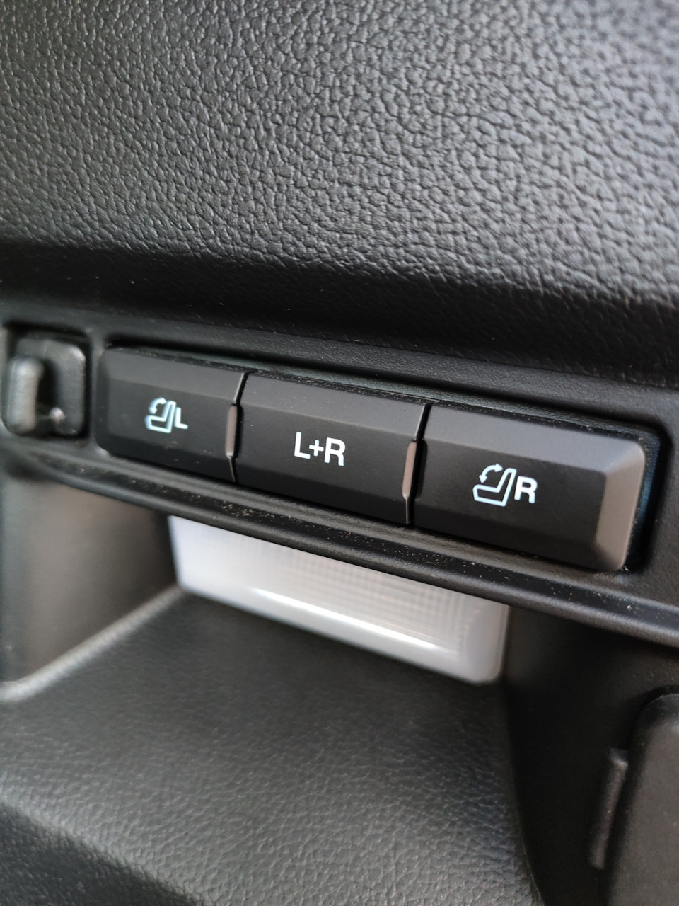 Кнопки складывания сидений третьего ряда — Ford Explorer (6G)
