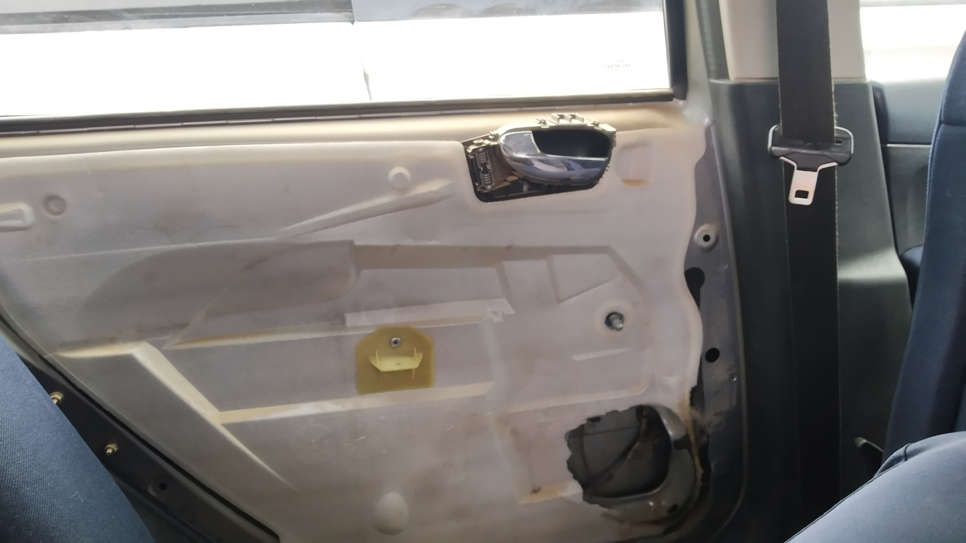 разорвался усилитель двери ограничителя пежо 607. пежо 307 детали открытия двери. как снять дверь пежо 307. пежо 307 снятие задней обшивки салона. как снять дверь пежо 307.