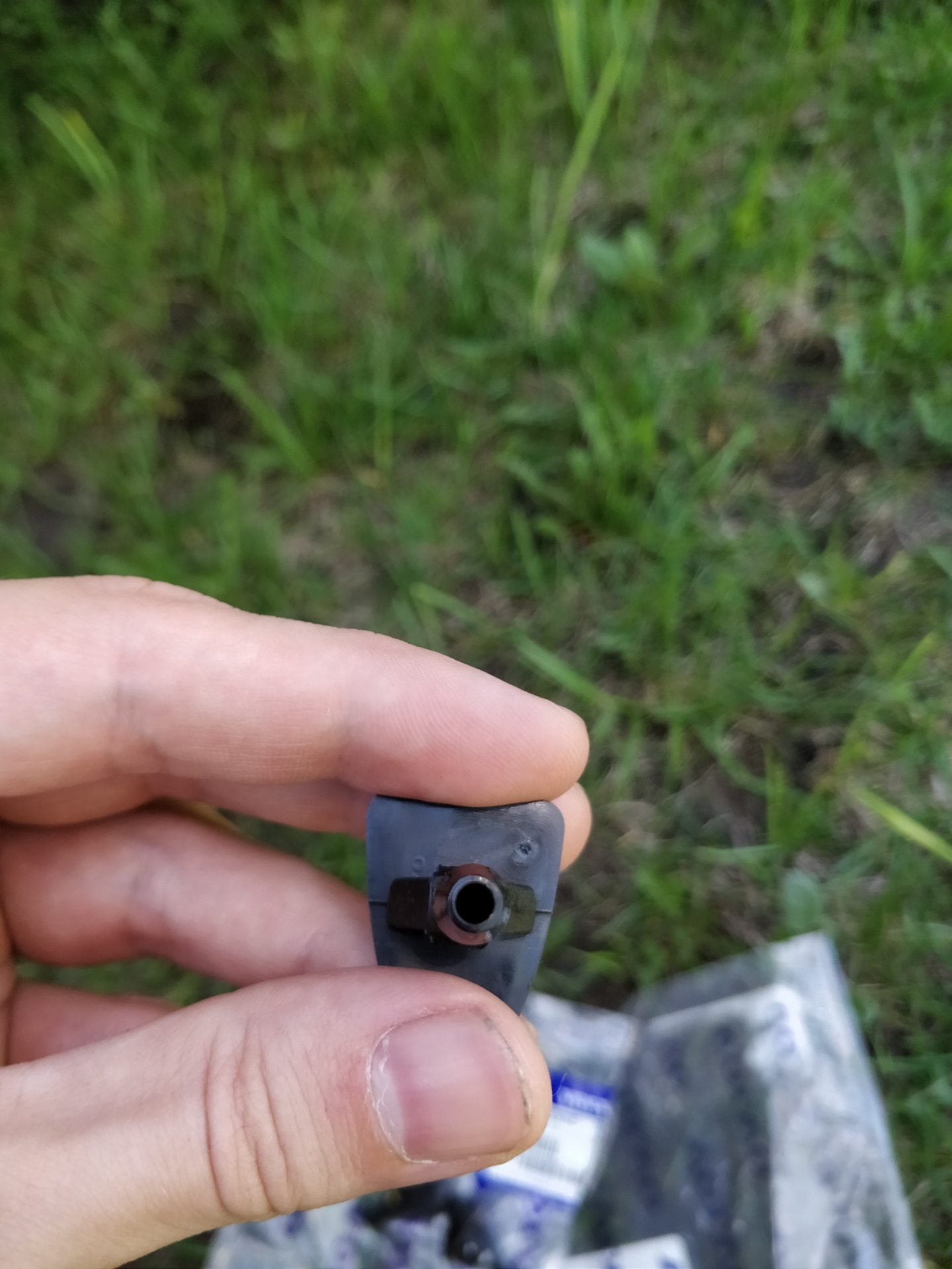 Замена форсунок омывателя — Mitsubishi L200 (4G), 2,5 л, 2007 года ...