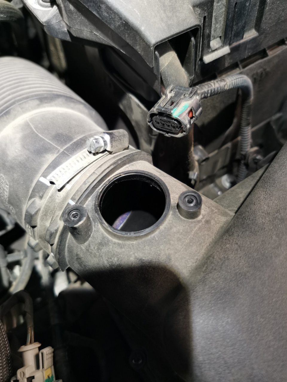 в патрубке после фильтра все чисто и сухо — Geely Monjaro