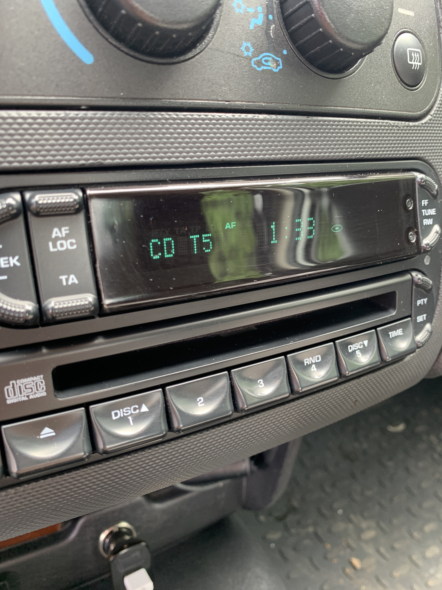 Отполировал экран магнитолы. — ГАЗ Сайбер, 2,4 л., 2009 года | своими ...