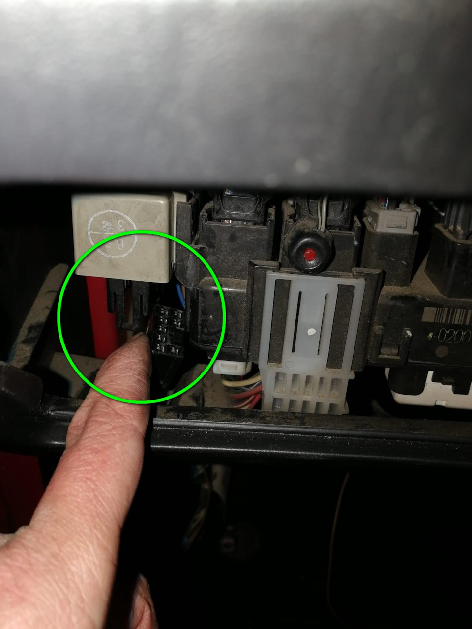 Вот отстегнул штекер. В одной из записей тут прочёл как подключать провода, вот цитата: *Зеленый с черной полосой правый поворот.* *Зеленый с желтой полосой левый поворот*. Я так же подключил их, и…и ничего не работает! Аварийка работает, а поворотники по отдельности нет! Стою курю, ничего не понимаю, вроде же всё сделал как по инструкции: чёрная полоса — правый поворот, жёлтая полоса — левый. Короче, включил я поворотник и отошёл от машины метра на 2-3. Гляжу на машину и наблюдаю следующую картину: у меня мигает левый поворотник (с водительской стороны) и правое зеркало (с пассажирской стороны)! Короче, теория ОТНОСИТЕЛЬНОСТИ работает! Ну чтож, раз причина ясна, полез устранять! Опять снимаю блок управления поворотниками (тот что серый, который обычно все ломают, когда снимают). И переподключил провода в следующем порядке: — Зелёный с ЧЁРНОЙ полосой ЛЕВЫЙ поворот (водительская сторона). — Зелёный с ЖЁЛТОЙ полосой ПРАВЫЙ поворот (пассажирская сторона). У меня так получилось! — Pontiac Vibe (1G)