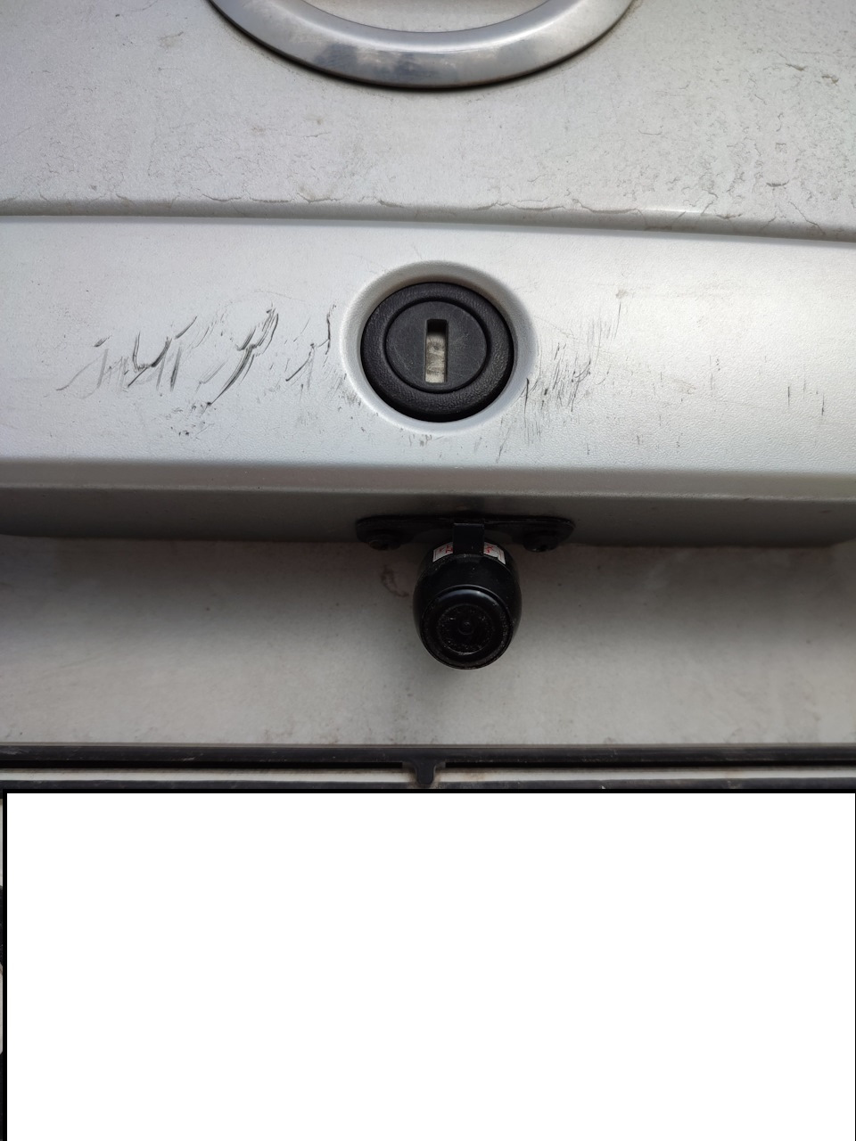 Установка камеры заднего вида — Nissan Almera V (G11/15), 1,6 л, 2015 ...