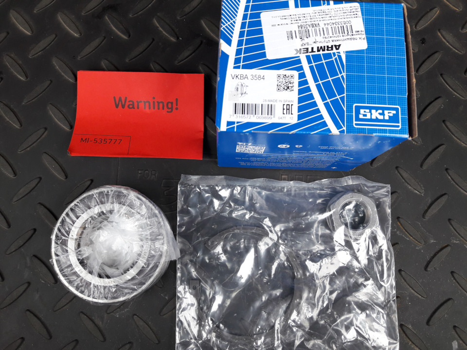 Набор подшипника ступицы SKF VKBA 3584 (подшипник, магнитное кольцо ABS, гайка) — Peugeot 308 (1G). Запчасти на фото: VKBA3584