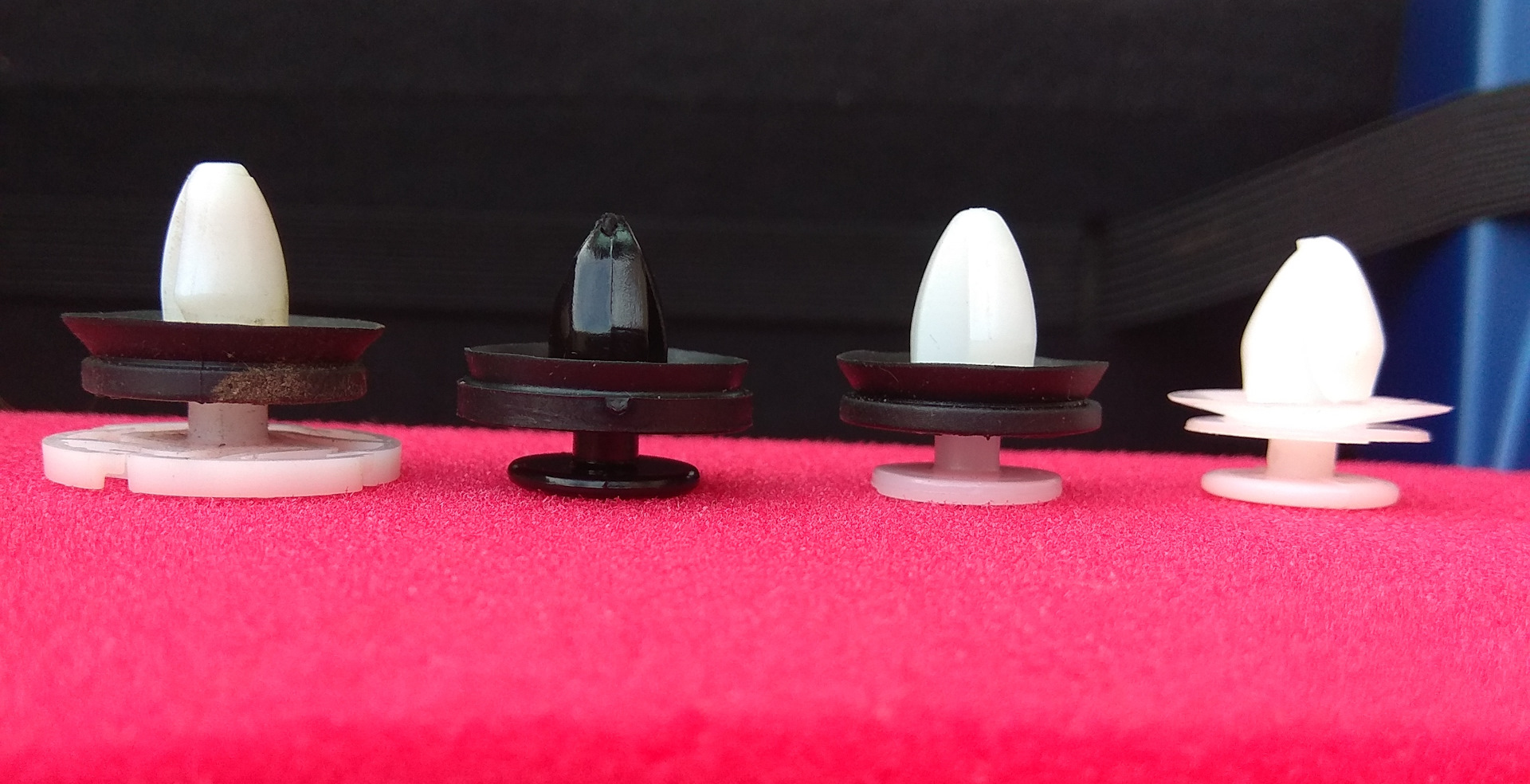 Vw polo 2014 клипса обшивки двери. Клипса обивки двери renault megane 3. Рено дастер клипсы крепления обшивки багажника. Клипса двери рено логан 2. Клипса обшивки рено.