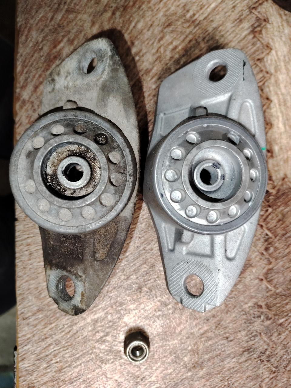 Слева старый опорник, справва новый — Chery Tiggo 7