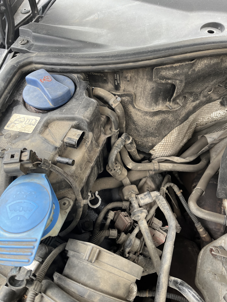 Потек расширительный бачок Tuareg 1 — Volkswagen Touareg (1G), 3,2 л ...