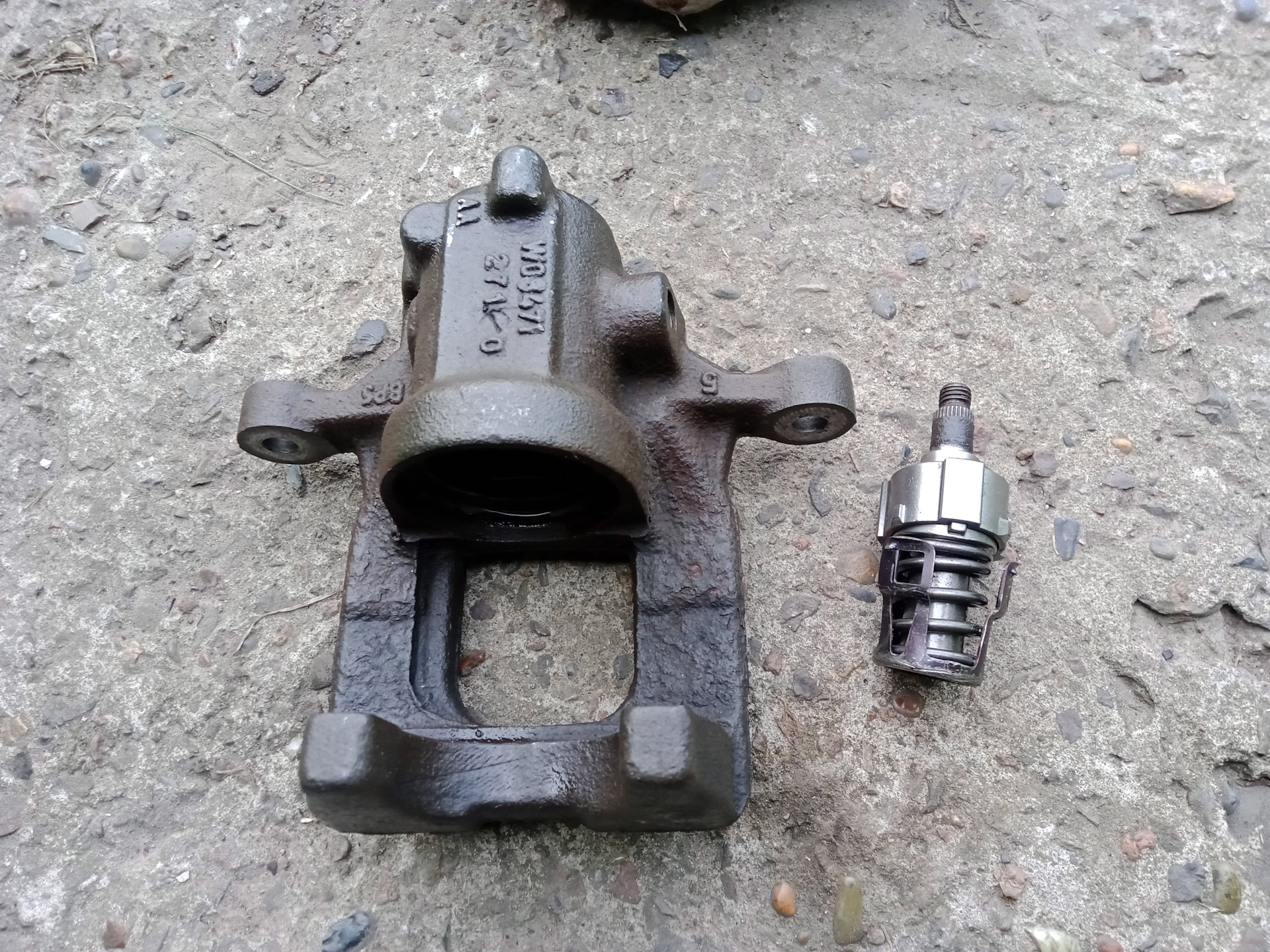 Ремкомплект заднего суппорта vw multivan t5. Суппорт задний т4. Форд скорпио 2 к задний суппорт. Golf 4 переборка задних суппортов. Задний суппорт зил бычок.