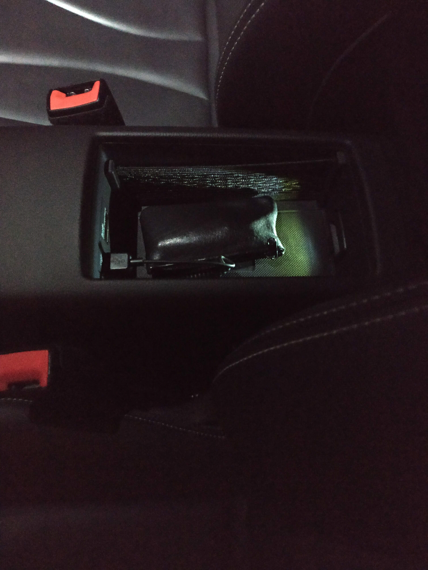 Armrest illumination & rear vent rotor illuminated — Audi A3 (8V), 1,4