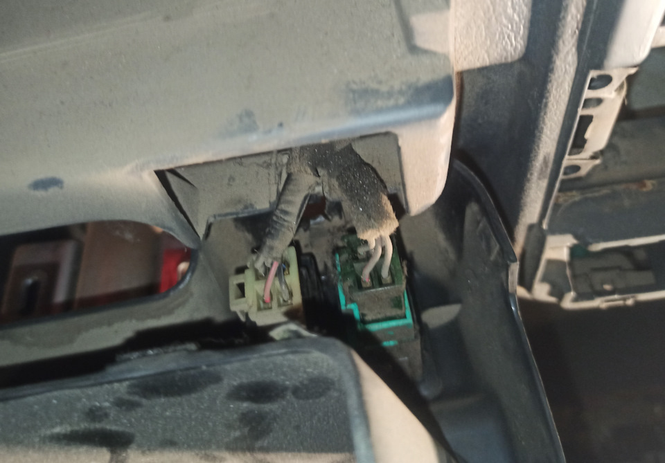 Кнопки подогрева заднего стекла и аварийки — KIA Pride (1G)