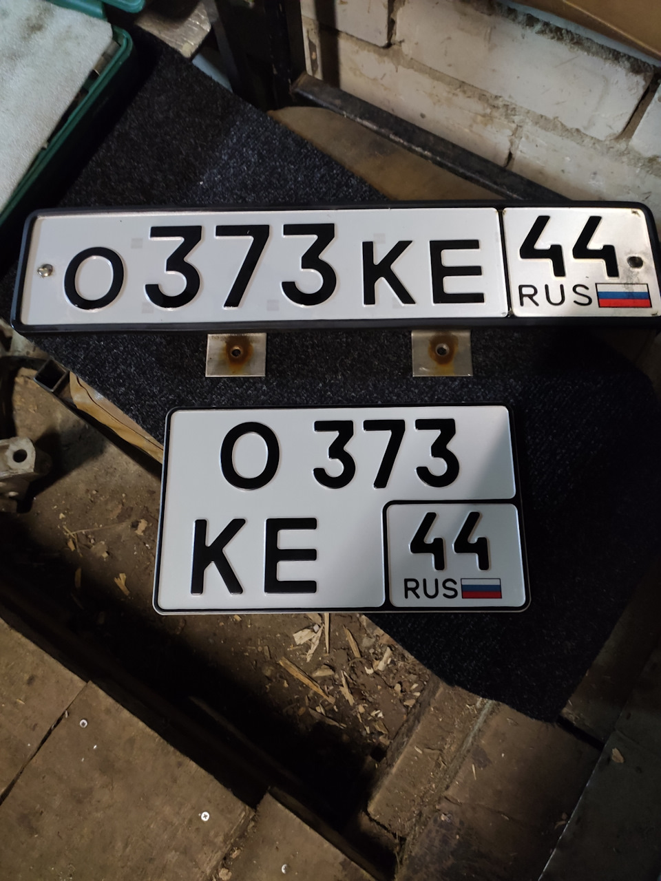 Квадратные номера. Квадратный номер на авто. Квадратные номера на машине спереди. Квадратные номера спереди 2024. Квадратные номера спереди 2024.