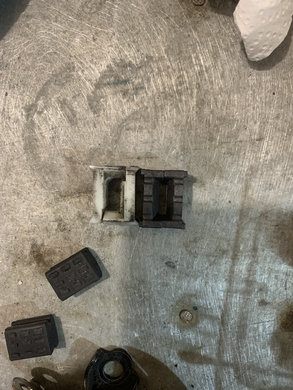 Удаление тонировки с заднего стекла, ремонт фиксаторов всех дверей ...