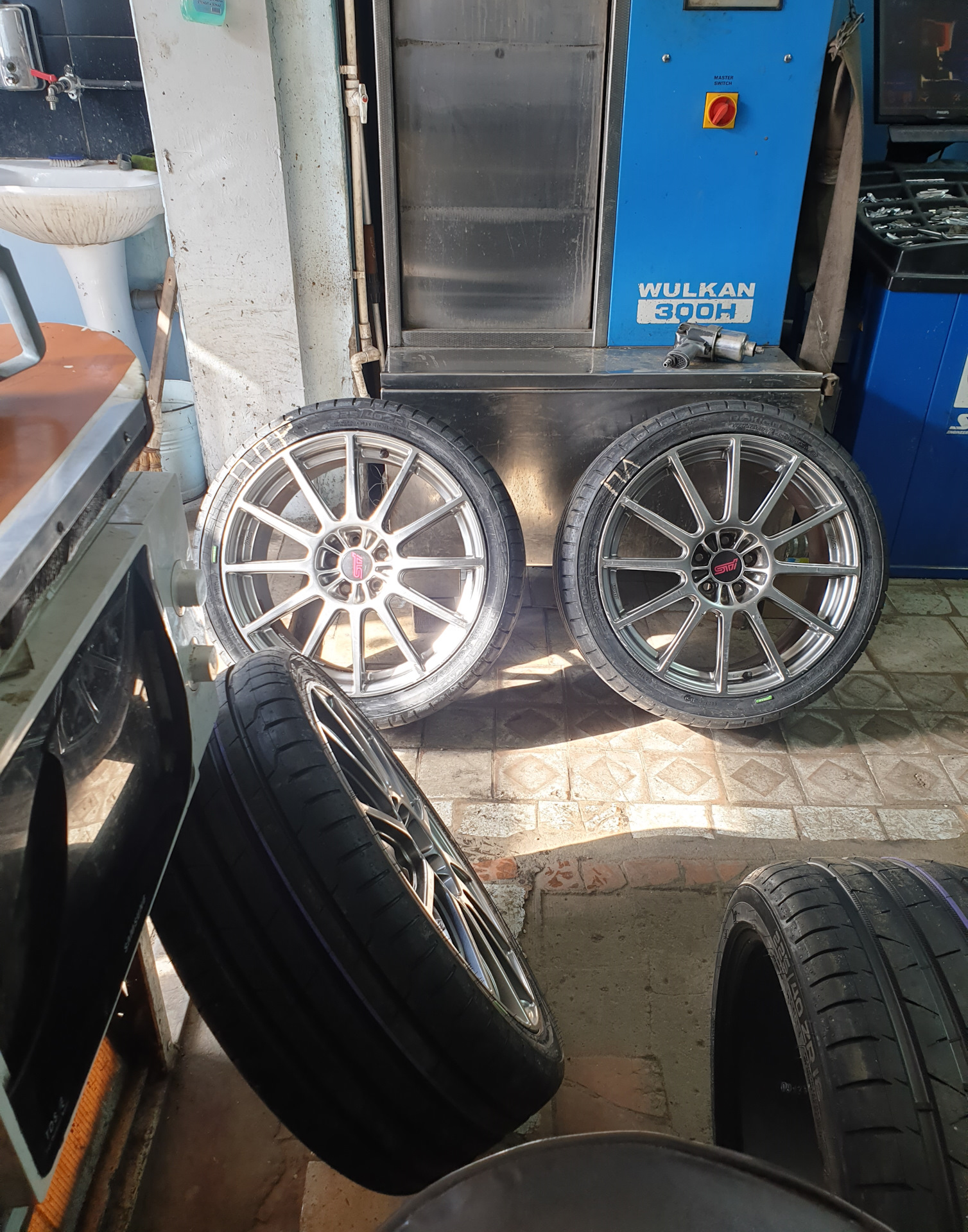 225 40 r18. 225/40 R18 Субару GD. 225 40 18 Subaru. 205 40 18 Субару. Колесо 245/40/18 Субару.