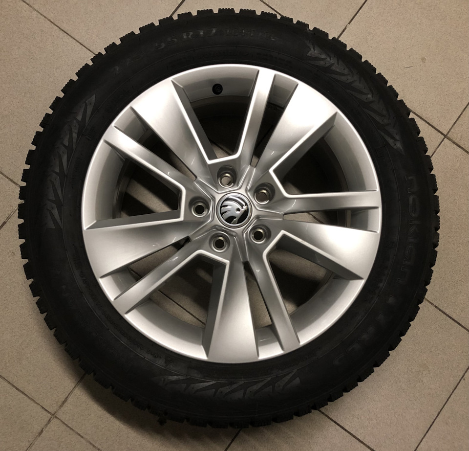 Шины зимние шипованные Nokian 225/55 R17, литые диски Skoda 7Jx17 ET45  5x112 на Skoda Karoq. | 69 000 ₽ в городе Белгород | DRIVE2