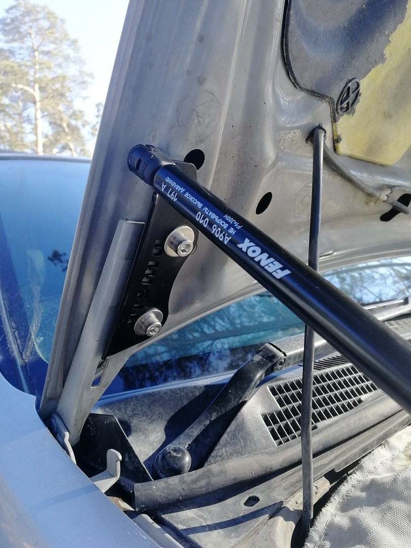 Установка газлифтов капота — Nissan Primera Wagon (W11), 1,8 л, 1999 ...