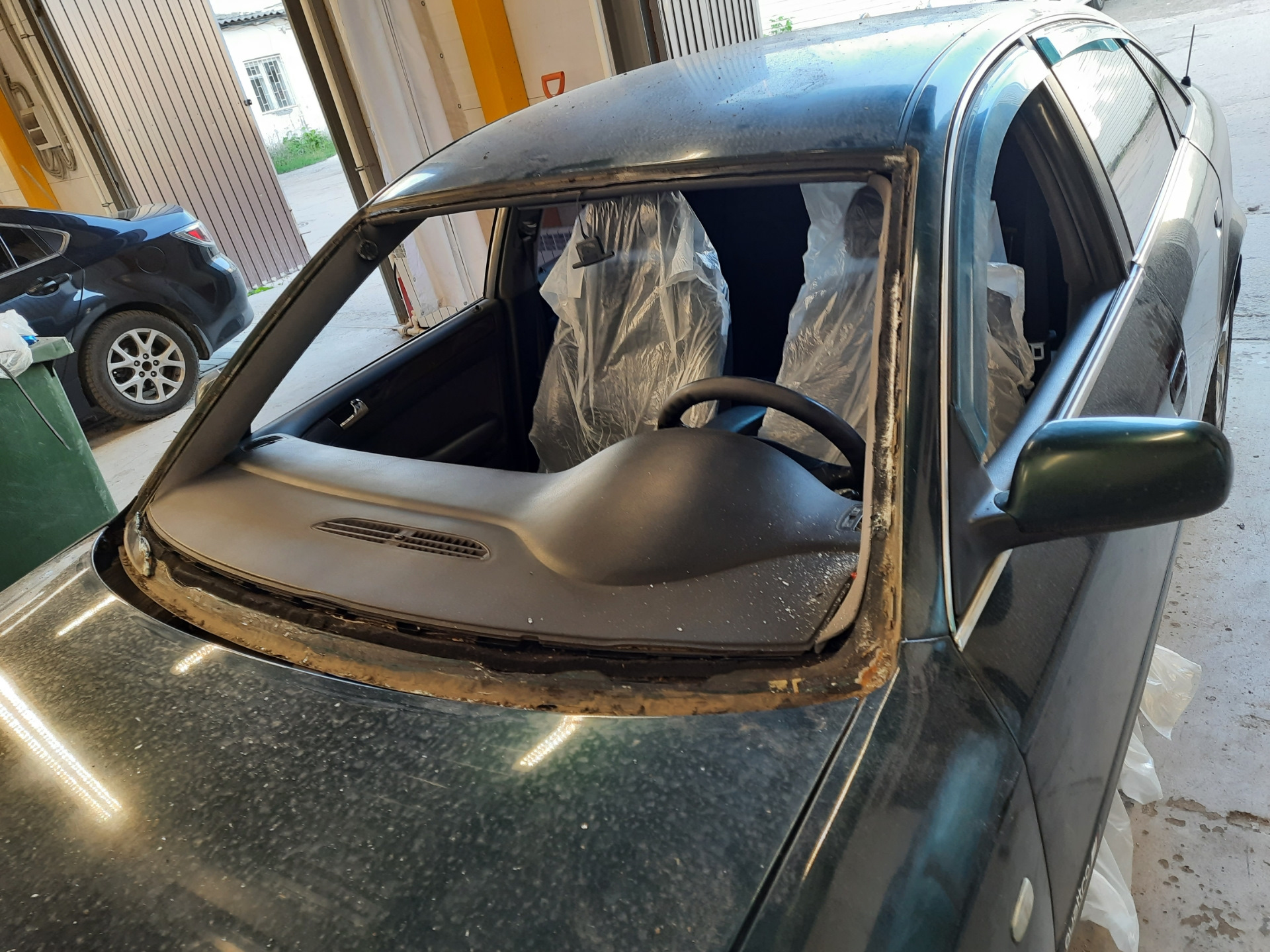 Автотрейд стекло лобовое. Комплект понижения 3. Замена лобового стекла в новосибирске автотрейд. Вклейка лобового стекла. Замена стекла автотрейд фото.
