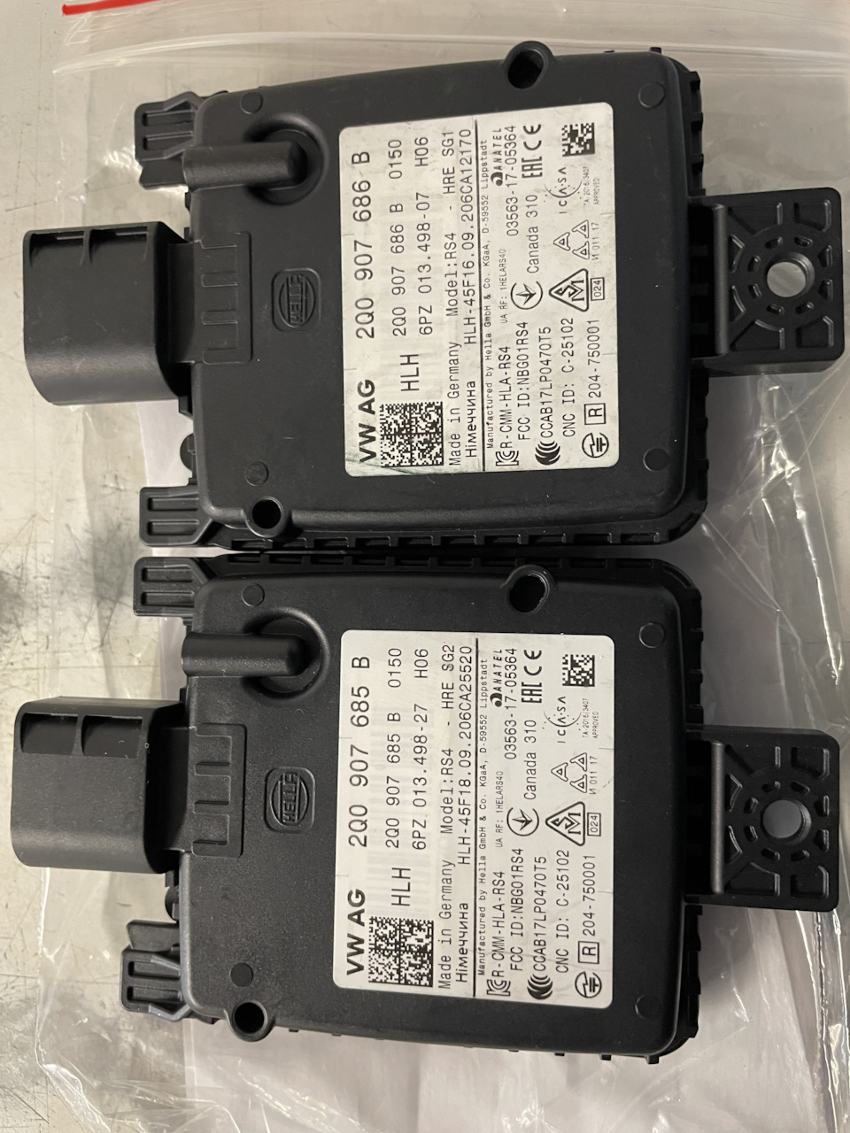 Photo from the logbook Volkswagen Passat CC. Found on photo: 2Q0907685B, 2Q0907686B