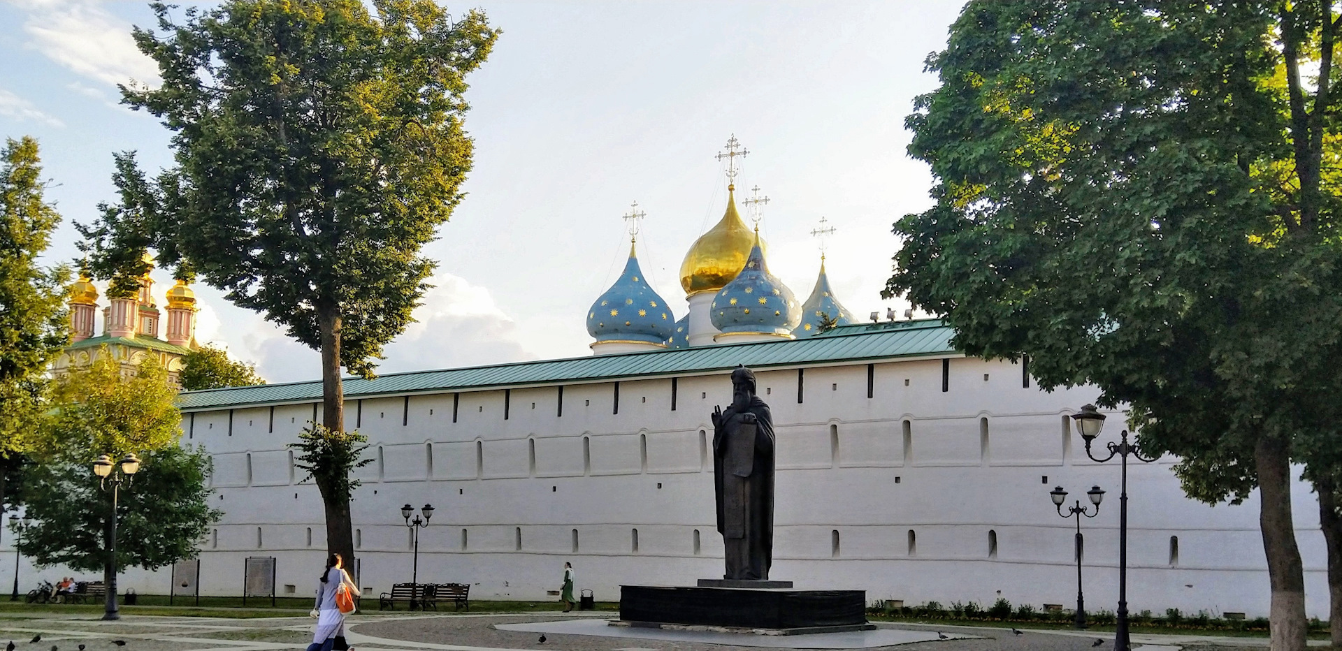 Троице сергиева лавра памятник. Троице-Сергиева Лавра памятник сергию Радонежскому. Сергиев Посад Лавра памятник сергию. Сергиев Посад памятник сергию Радонежскому у Лавры.