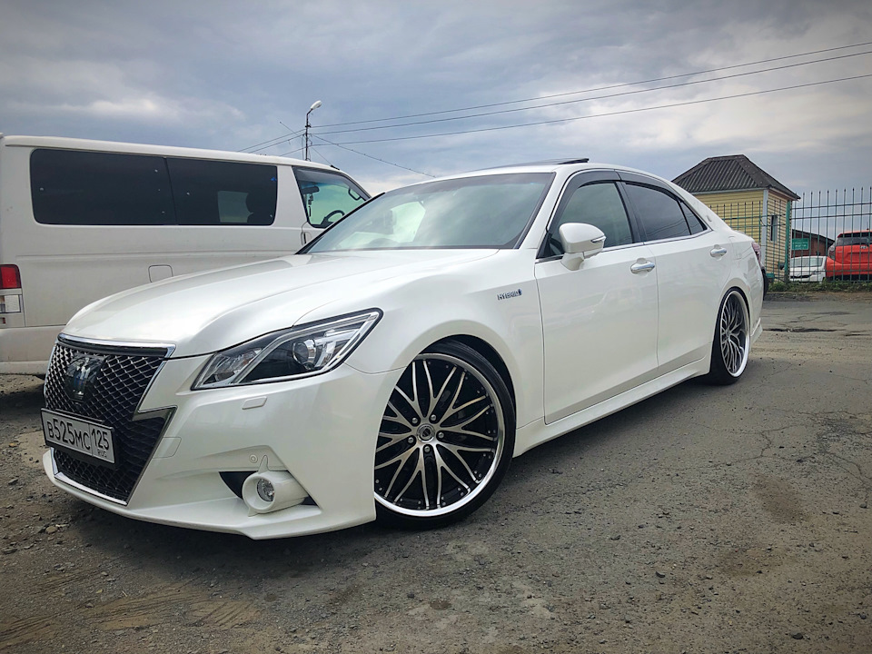 toyota crown 2015