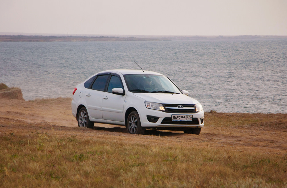 Lada Гранта лифтбек 2020 белая