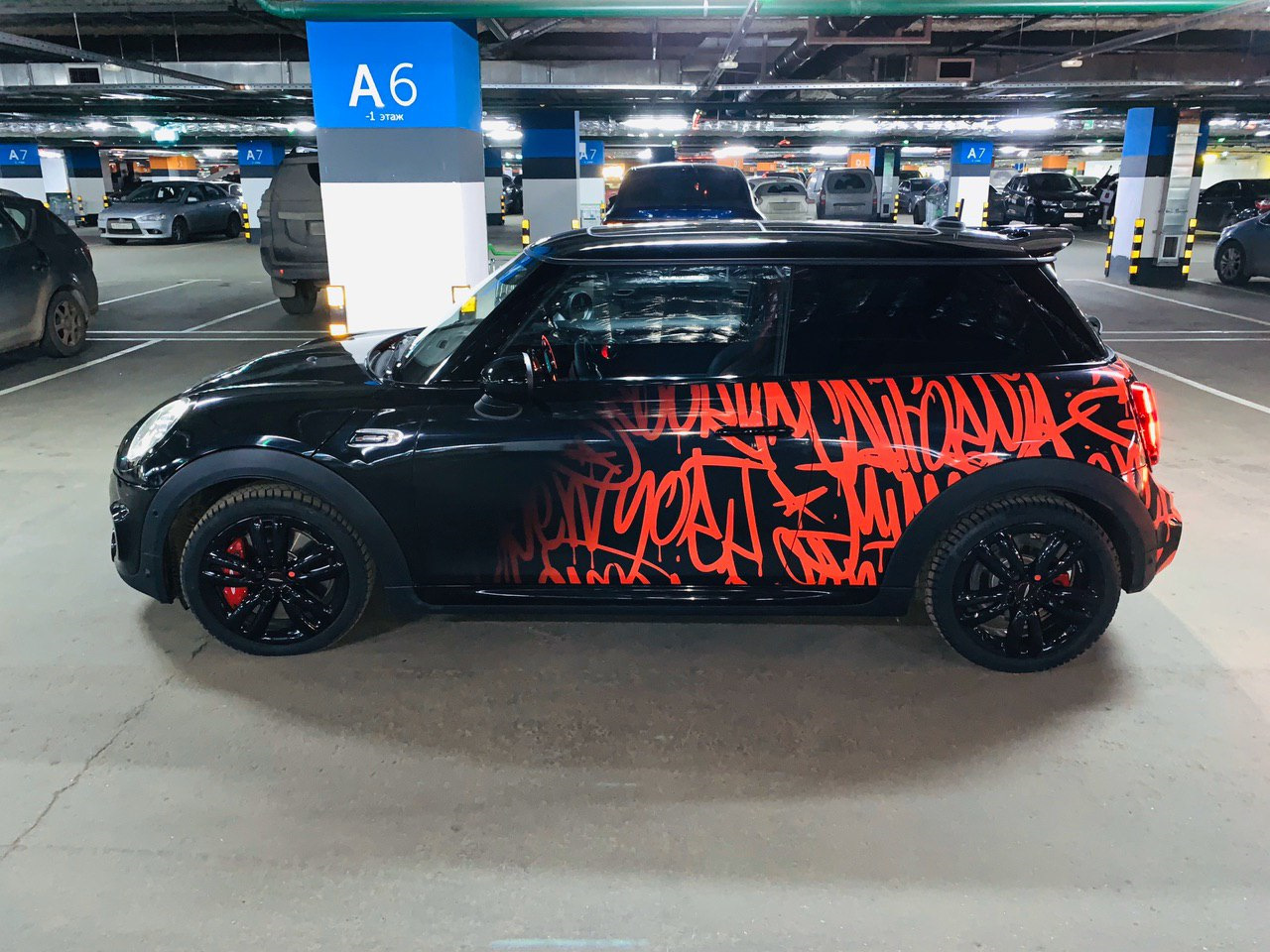 Стайлинг работа. Mini Cooper JCW Vinyl. Mini Cooper Стайлинг. Mini JCW винил. Винил на мини Купер Джон Воркс.