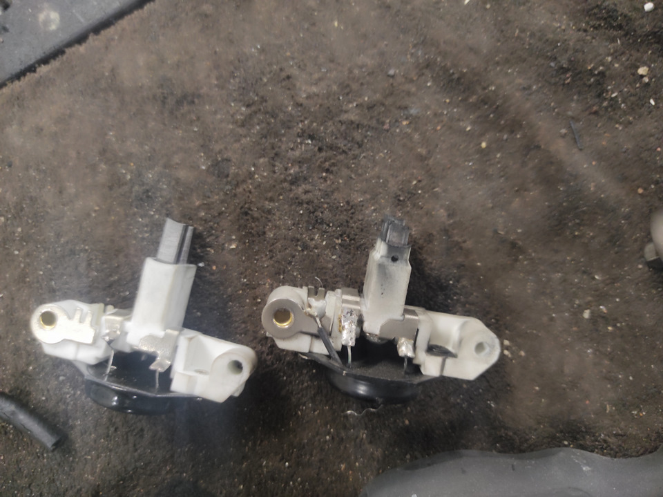 Поменял щетки генератора. — BMW 5 series (E34), 2,5 л, 1995 года ...