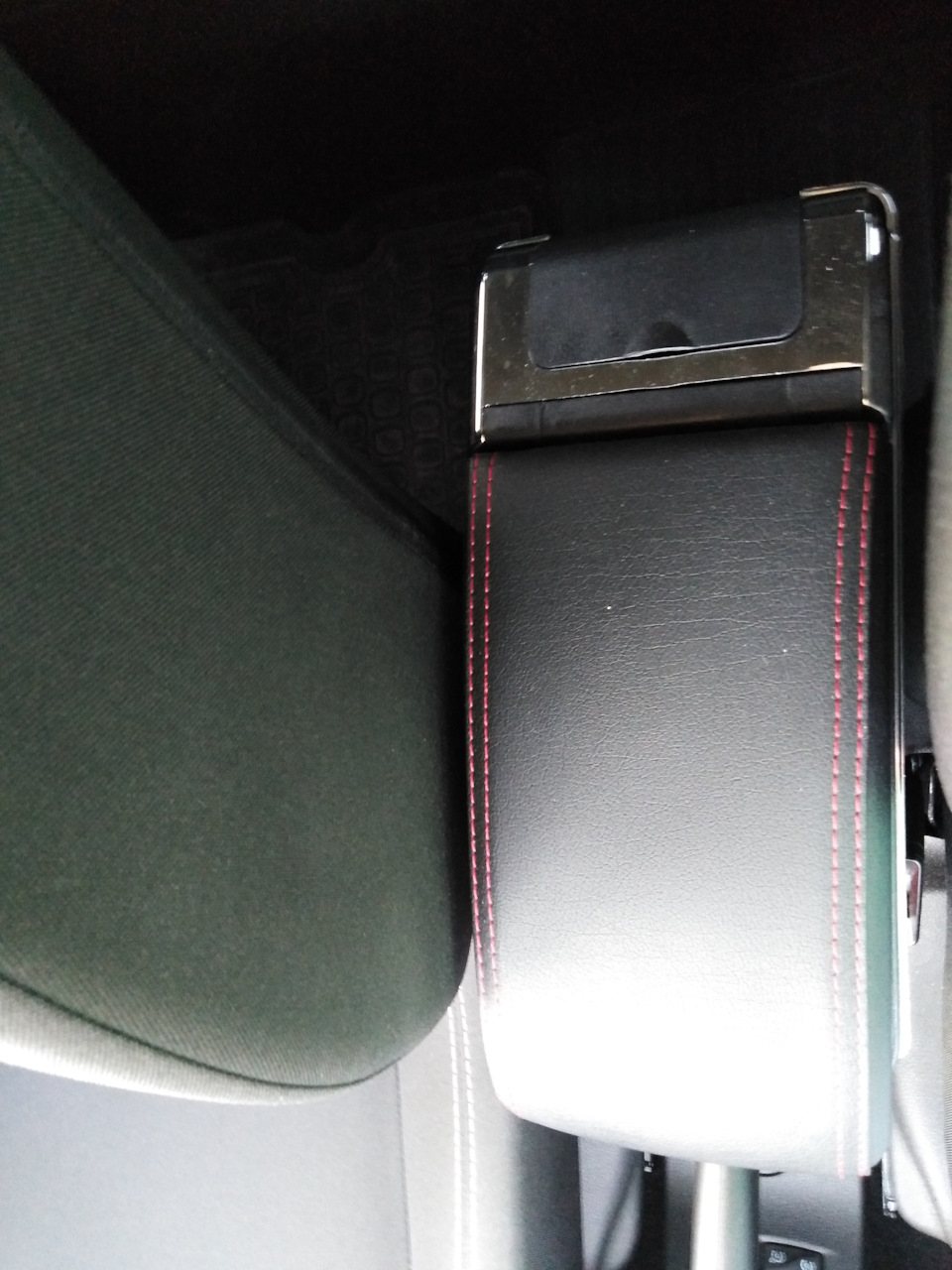 Подлокотник — Renault Kaptur (2016), 1,6 л, 2019 года | аксессуары | DRIVE2