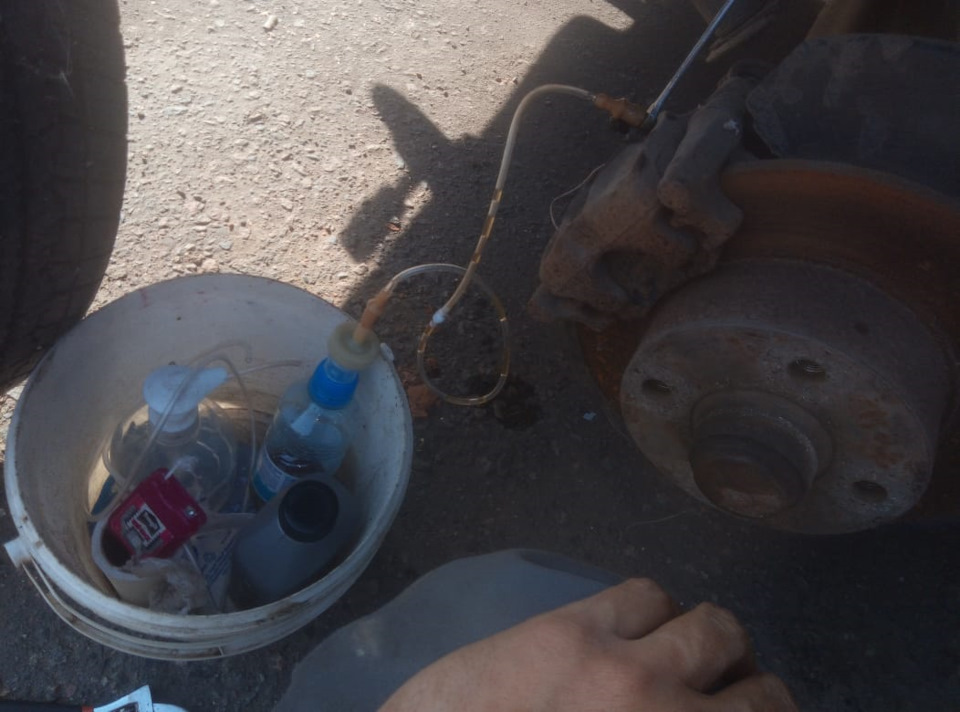 Прокачка тормозов Ауди 100с3 — Audi 100 (C3), 2,3 л, 1987 года | своими ...