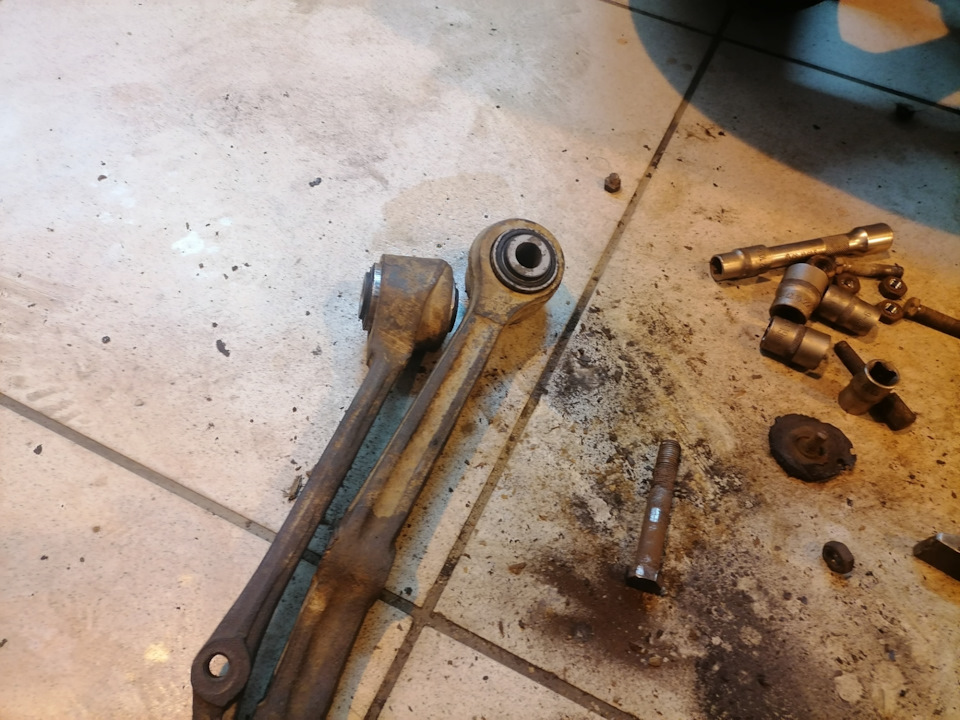 Замена сайлентблоков нижних рычагов — ГАЗ 31105, 2,4 л, 2008 года ...