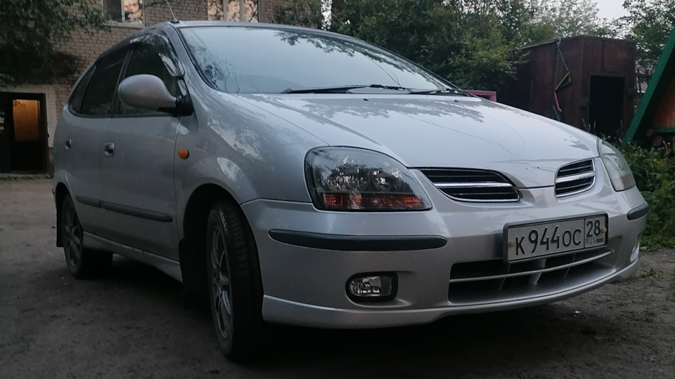 Nissan Tino Семейный вагон фасолинка