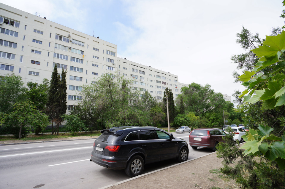 Дом, в котором мы снимали квартиру. Жёлтое полотенце висит за нашим окном на 8-ом этаже — Lada Vesta SW (1G)