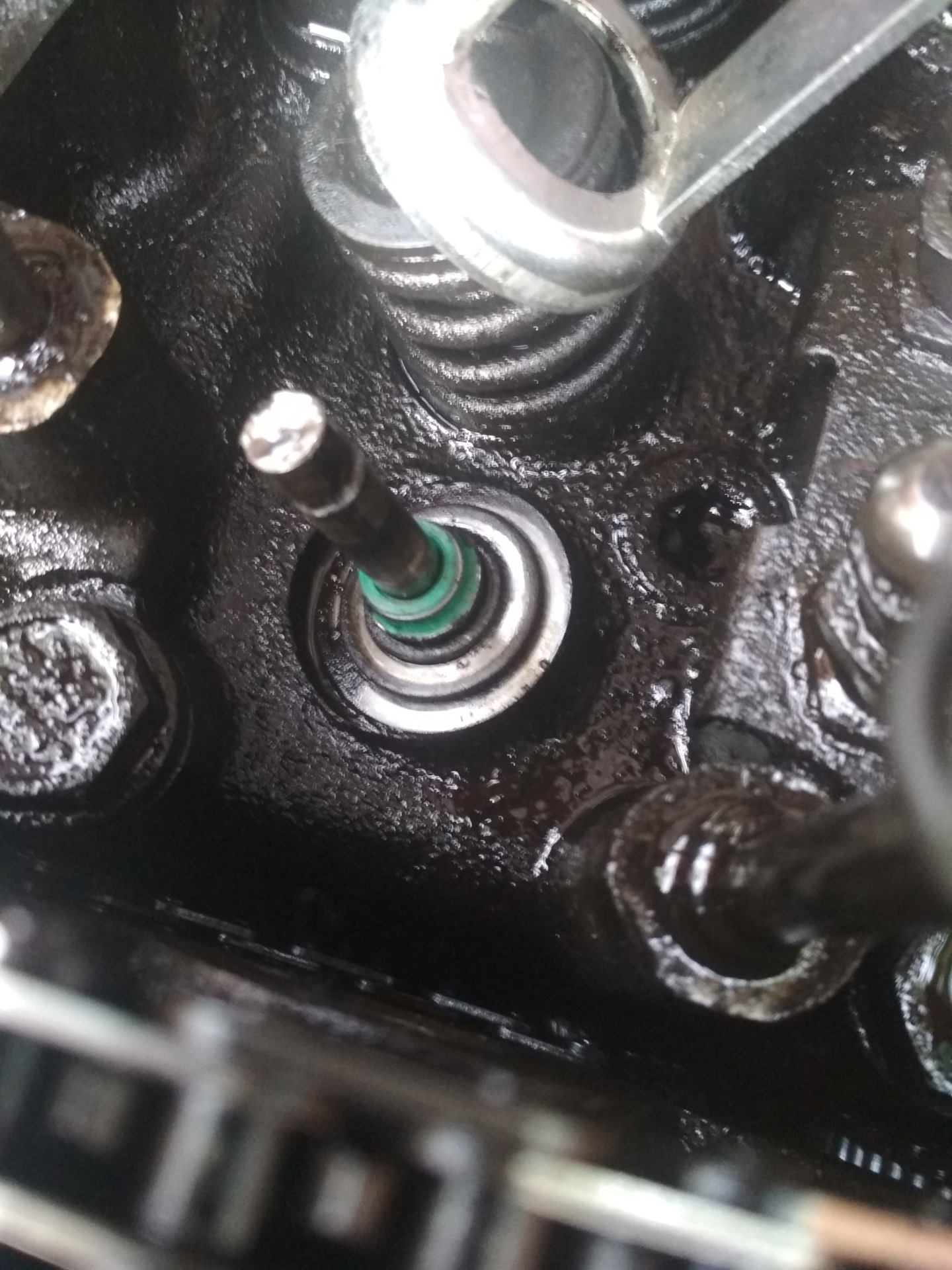 Сальник клапана муфты f4r. Замена клапан сальника. Замена клапан сальника. Маслосъемные колпачки 2105. Сальник клапана 4efe.