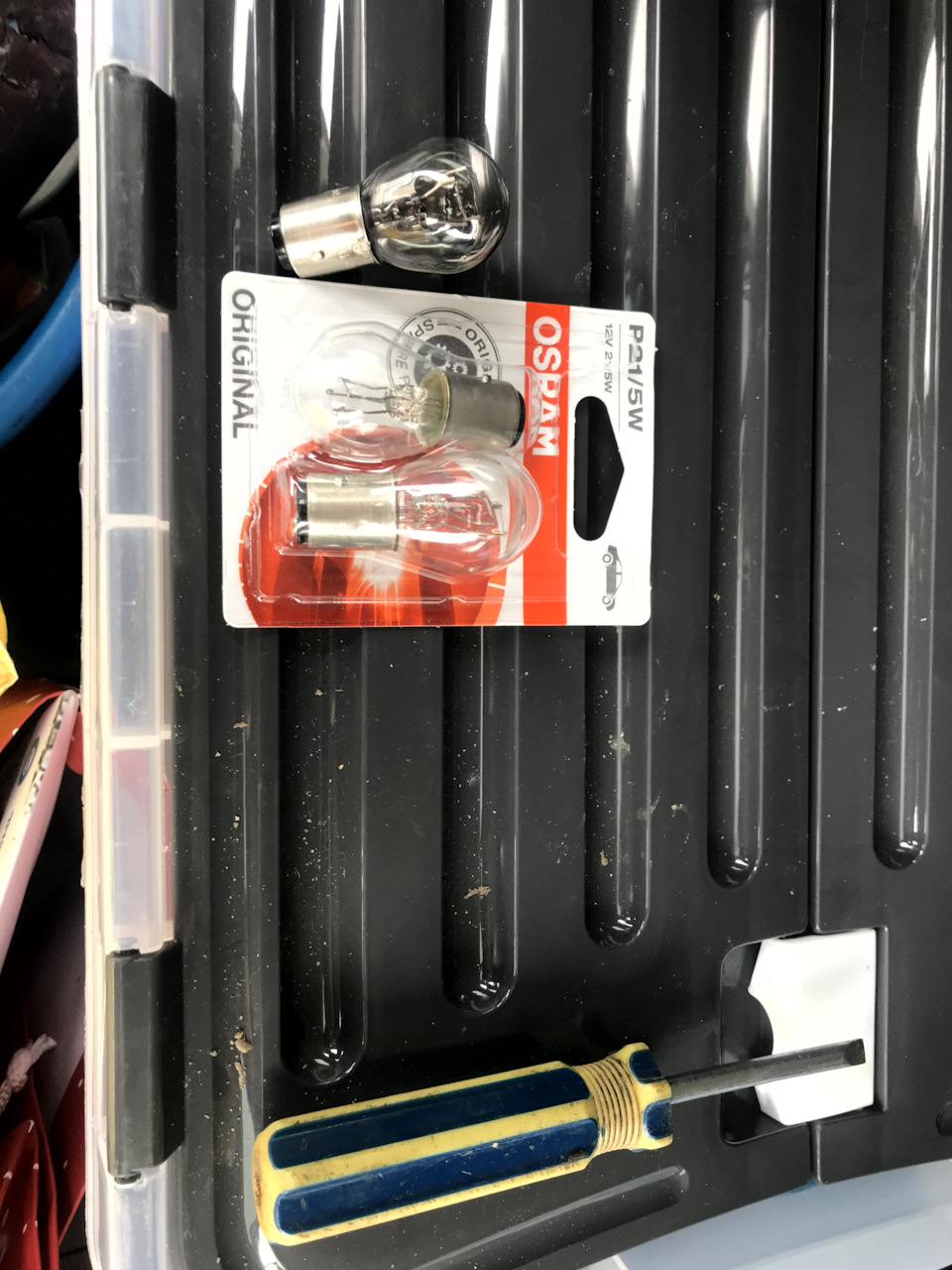 Замена лампочки стоп сигнала — KIA Sportage (2G), 2 л, 2008 года ...