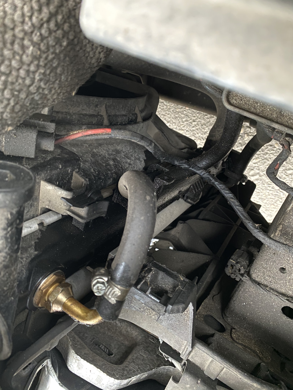 Подскажите из за чего? подтекает по шлангу с радиатора охлаждения — KIA ...