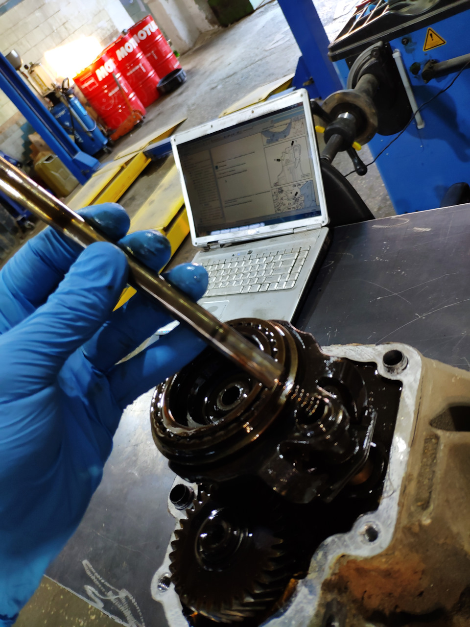 Если вытащить шток из обоймы, вилки включения передач внутри коробки рассыпятся и очень сложно потом её поставить обратно качественно, поэтому не трогаем — Volkswagen Golf Mk4