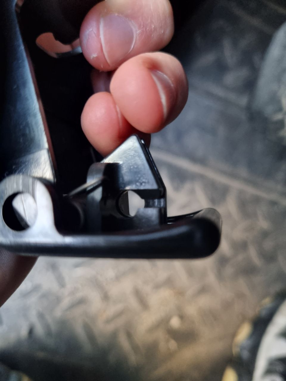 Замена ручки открывания капота — Mazda 3 (1G) BK, 1,6 л, 2005 года ...