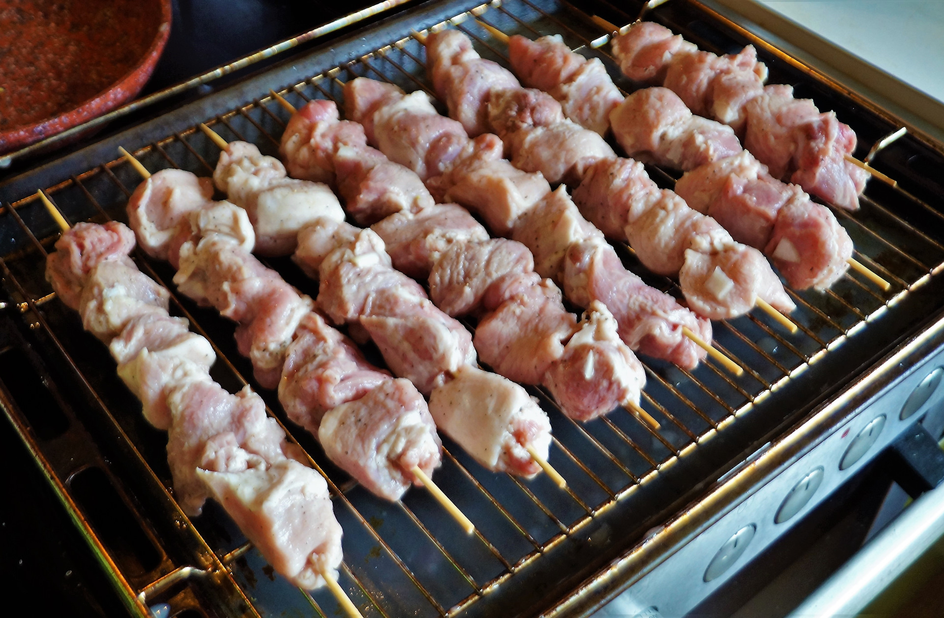 шашлык в банке. шашлык из свинины. готовый шашлык в духовке. шашлык дома приготовление. шашлык в духовке из свинины на решетке.