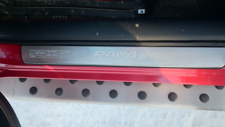 Накладки на пороги с подсветкой — Toyota RAV4 (III), 2 л, 2008 года ...